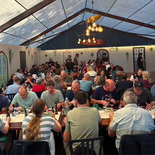 Gemeinsames Abendessen am Betriebsausflug